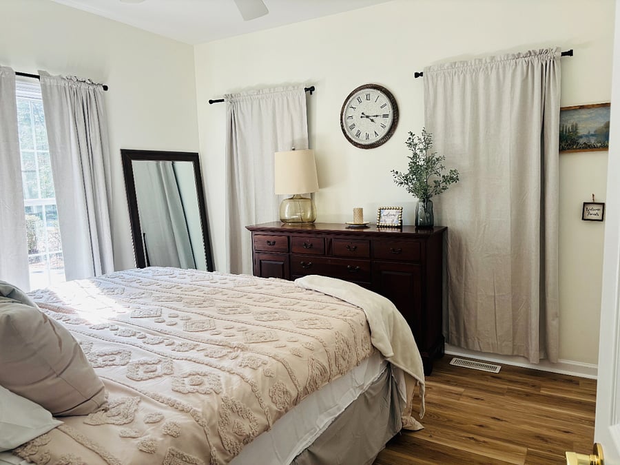 A different angle, bedroom has 3 windows & blackout curtains for your convenience 