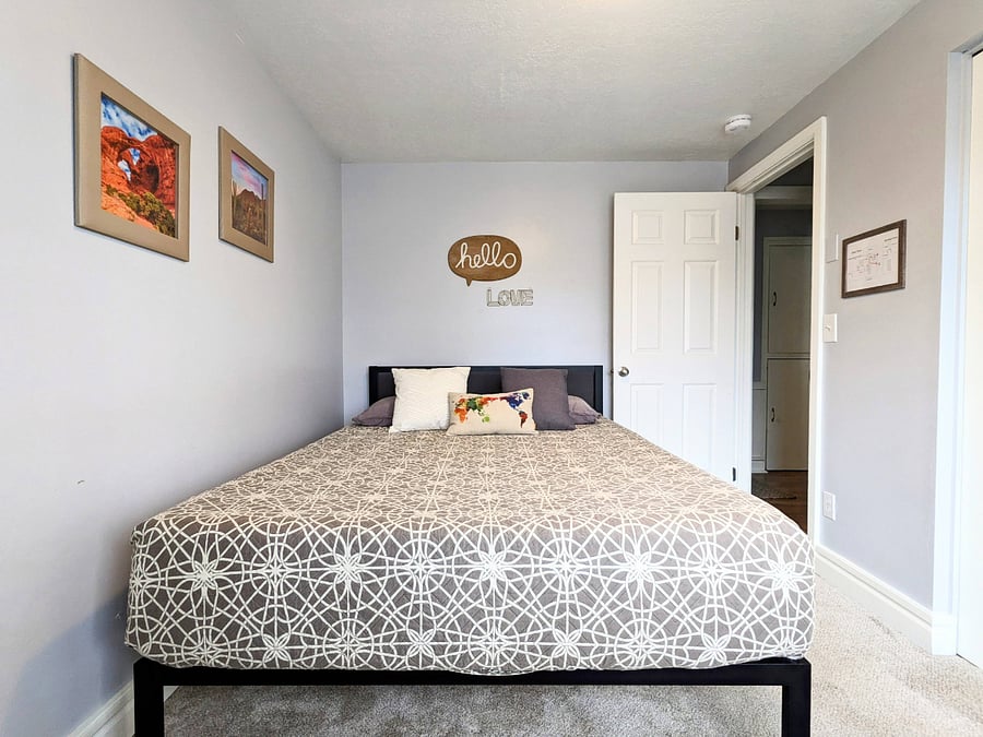 2nd upstairs bedroom - Queen Tuft & Needle mattress (no harmful chemicals), blackout curtains