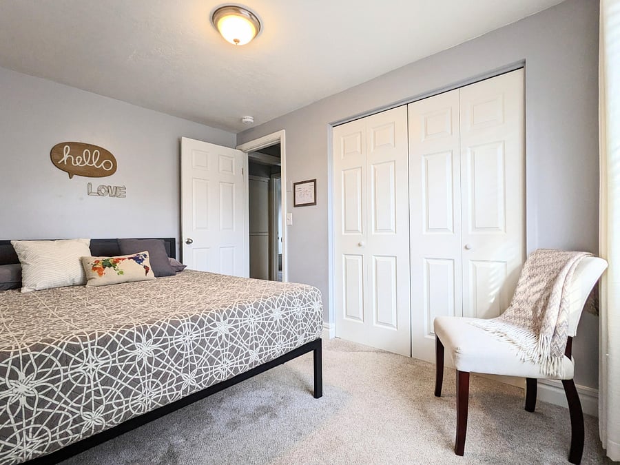 2nd upstairs bedroom - Queen Tuft & Needle mattress (no harmful chemicals), blackout curtains