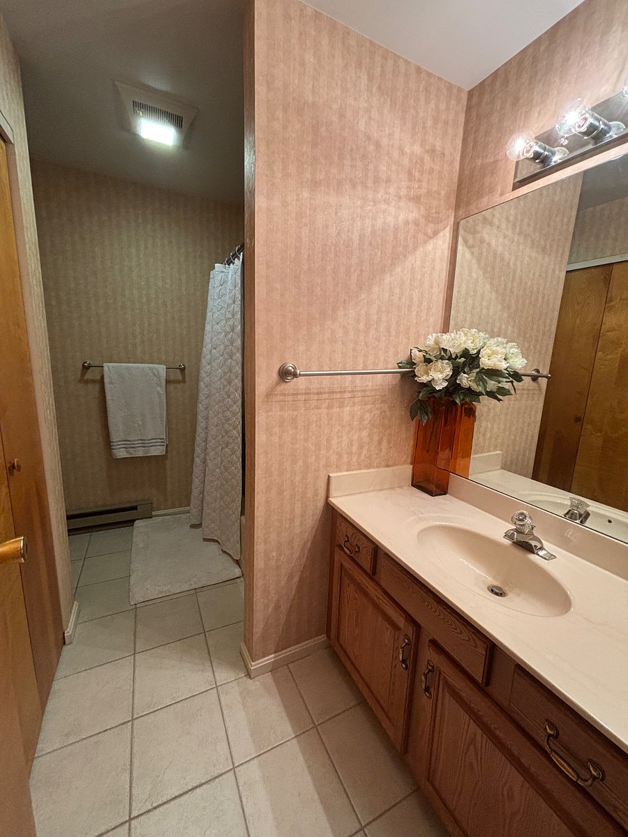 Upstairs Bathroom 