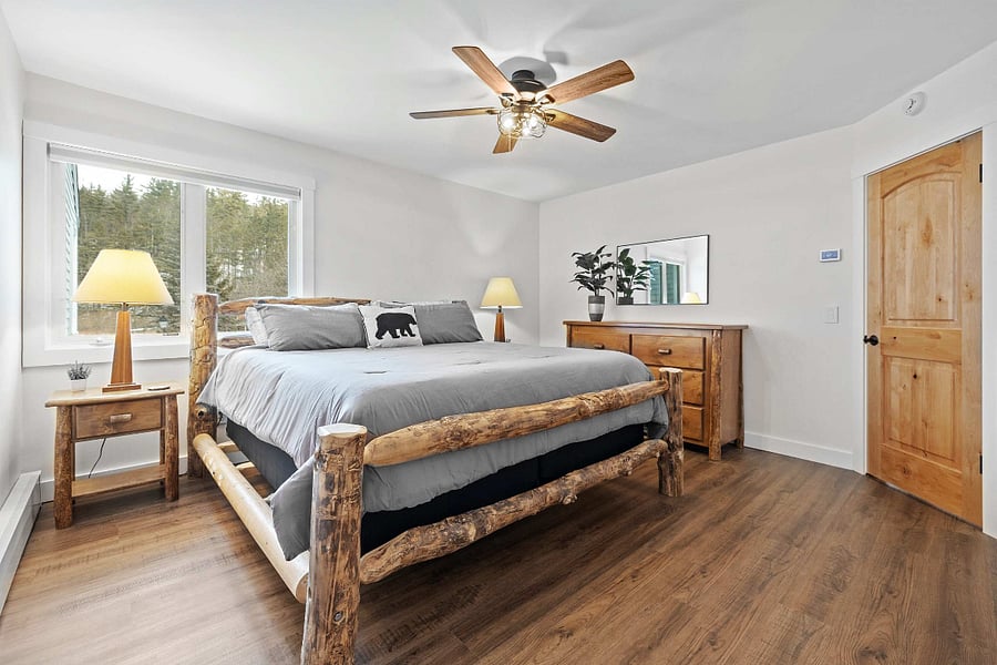 Master Bedroom (King Bed)