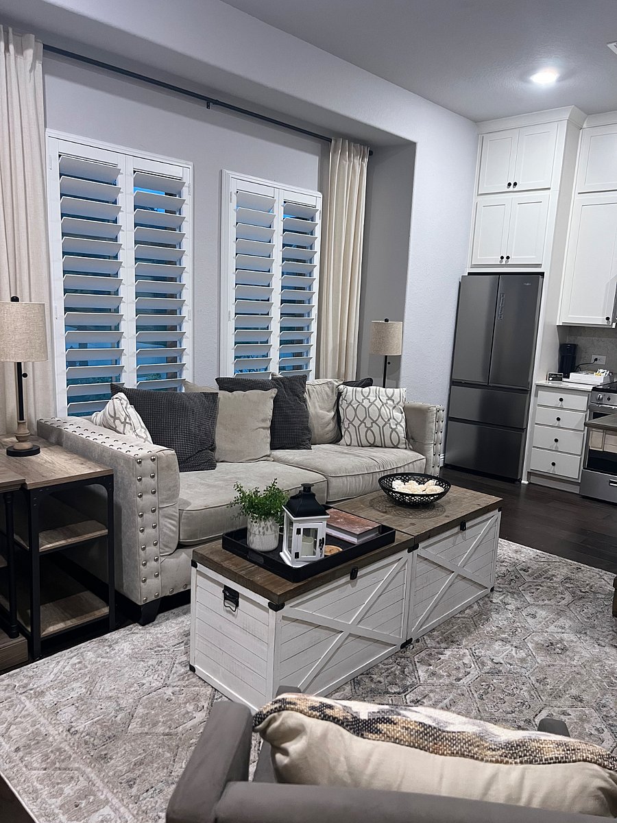 Media flex space with 64inc smart TV Netfix included.