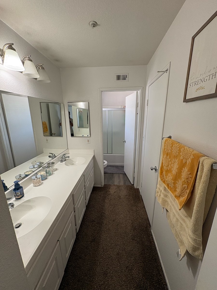 Shared bathroom with 2 sinks