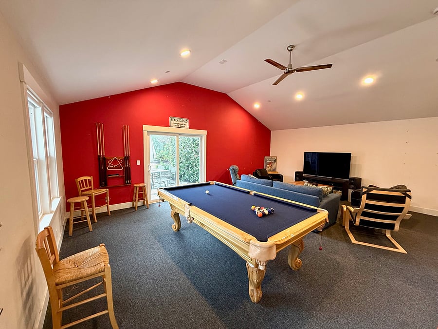 Bonus room with smart TV and pool table. Great for entertaining kids or adults!