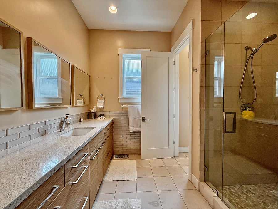 Downstairs full bathroom ensuite with queen bedroom.