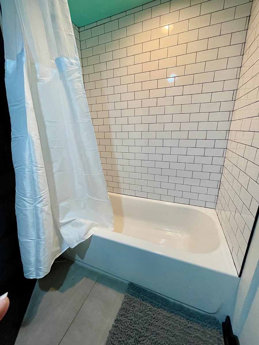 Bathtub in 2nd bathroom