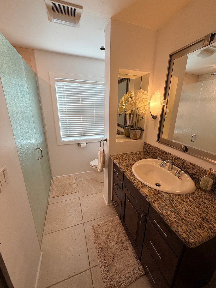 Two queen beds and a private en-suite bathroomcomfortable and convenient for guests of all ages.