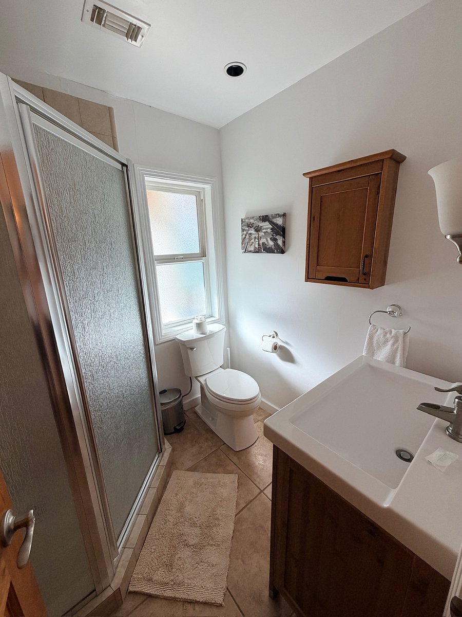 Shared full bathroom conveniently accessible from two bedrooms and the main living areasideal for guests and everyday use.