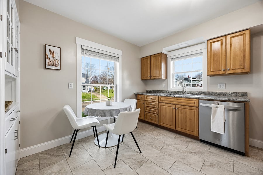 Cozy eat-in kitchen