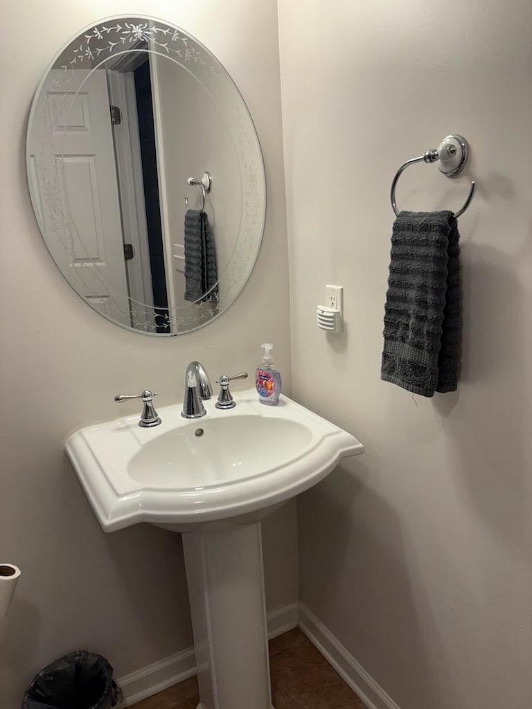 Full bath's pedestal sink and mirror