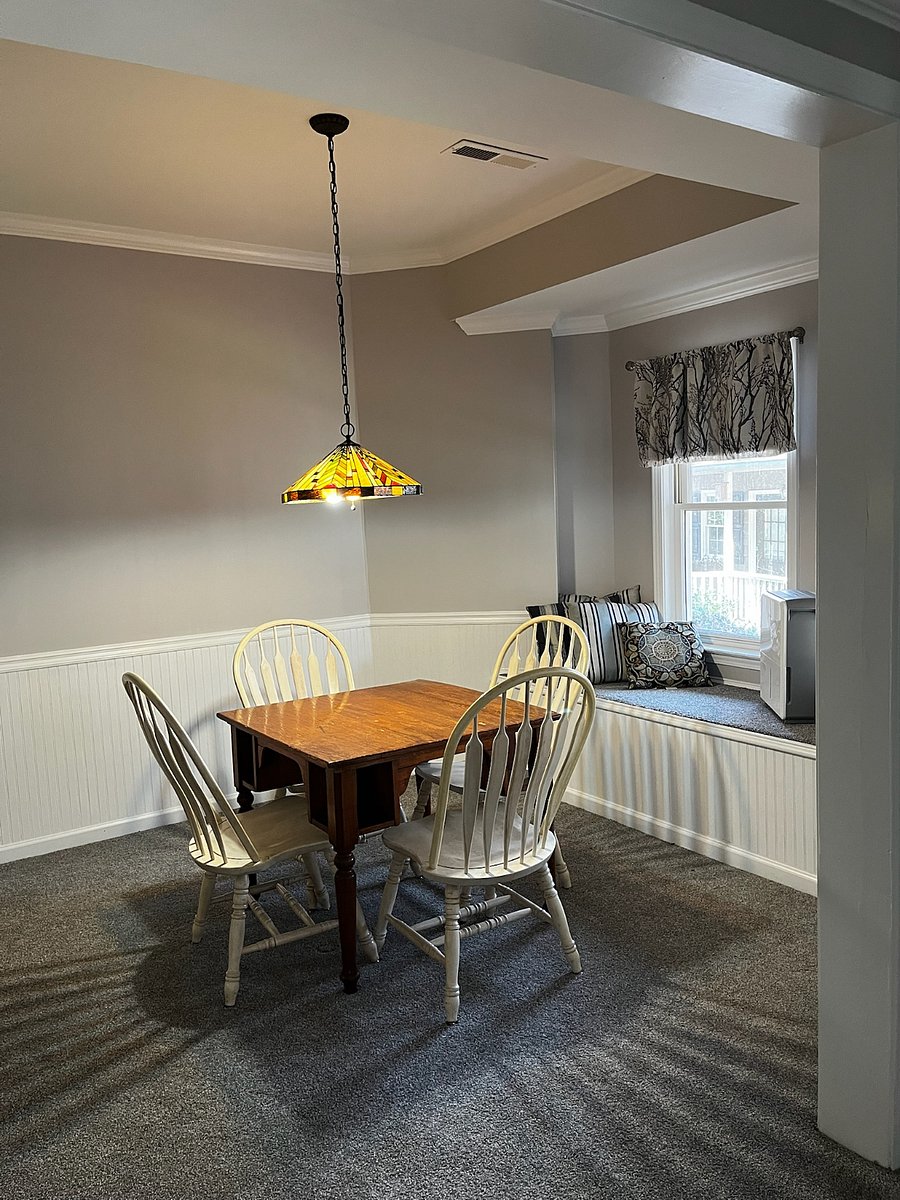 Dining area, bay window bench (with dehumidifier).