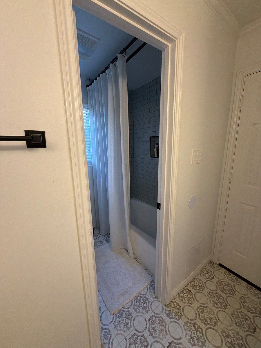 Another picture of private bath