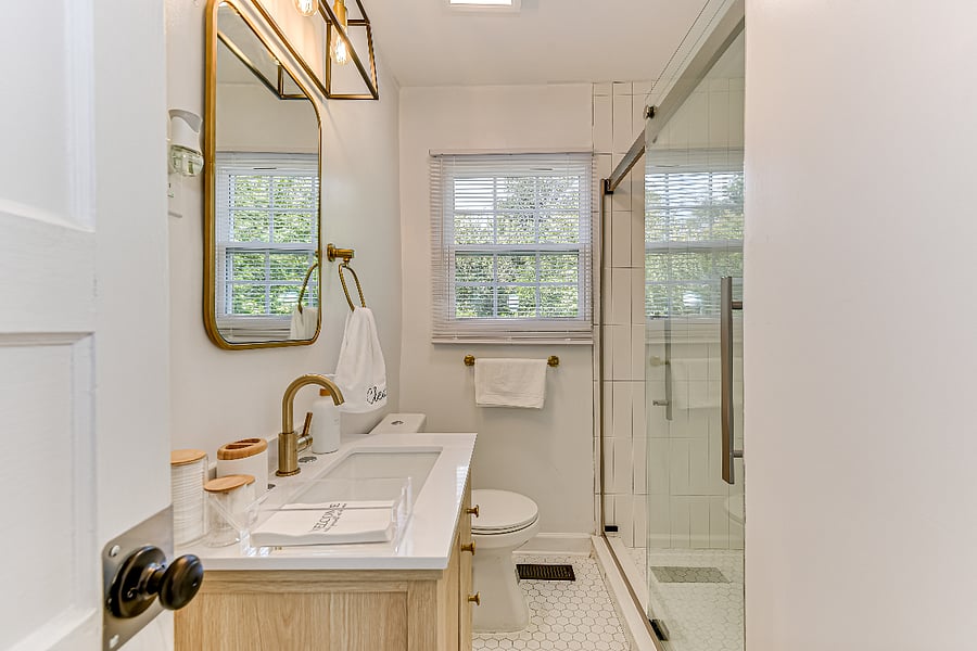 Clean, full bathroom with shower. Shampoo, conditioner, bath soap and fresh towels provided