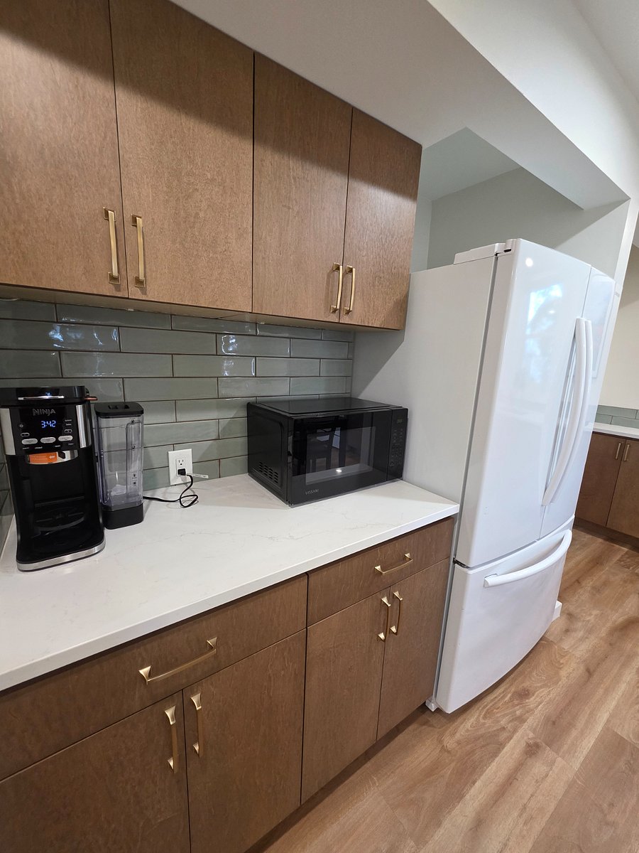 Drip and coffee pods are available for use.