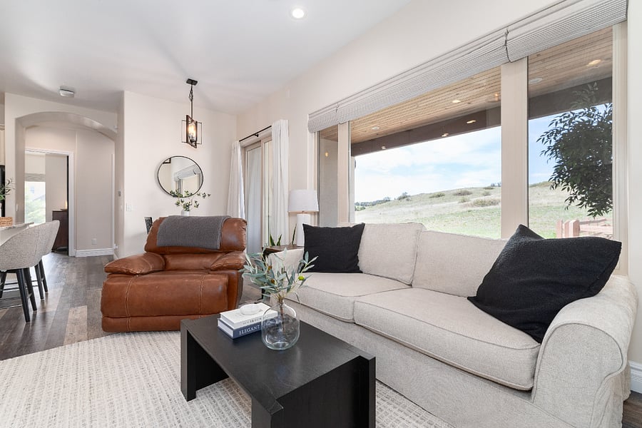 Leather reclining chair looks onto open space, the apartment is located on the second hole of the Pradera golf course, there is open space and it is very quiet. 