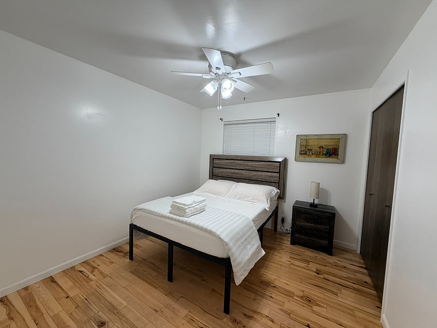 Bedroom1-queen bed