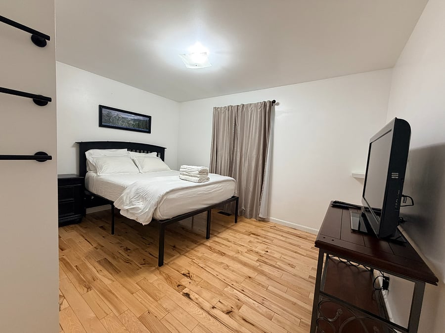 Bedroom2-king bed