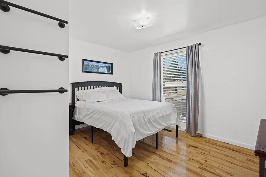 Bedroom2-king bed