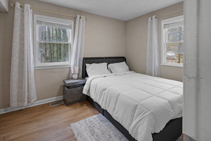 Spacious bedroom with inviting atmosphere.