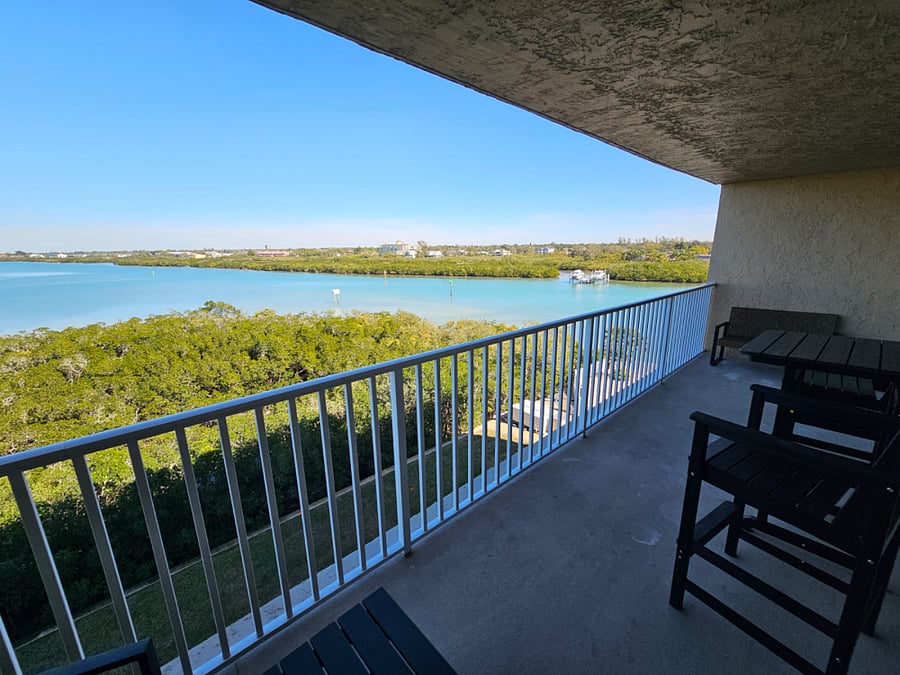 Beautiful Intracoastal Waterway views from the private balcony. Watch dolphins, boats, and seabirds!