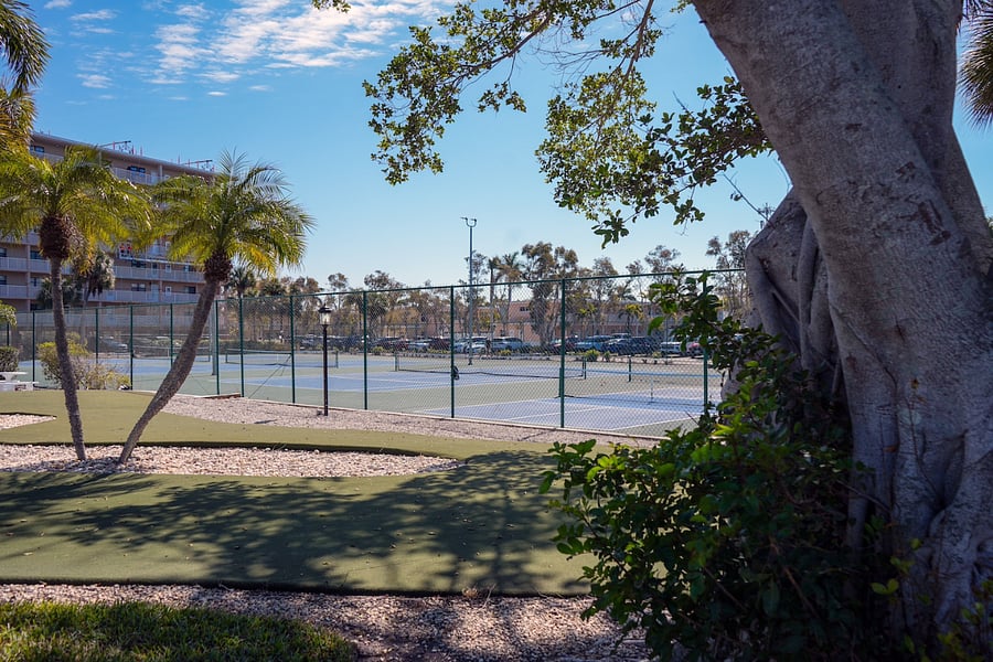 The condo property features tennis & pickleball courts and a putting green! Supplies available in condo!