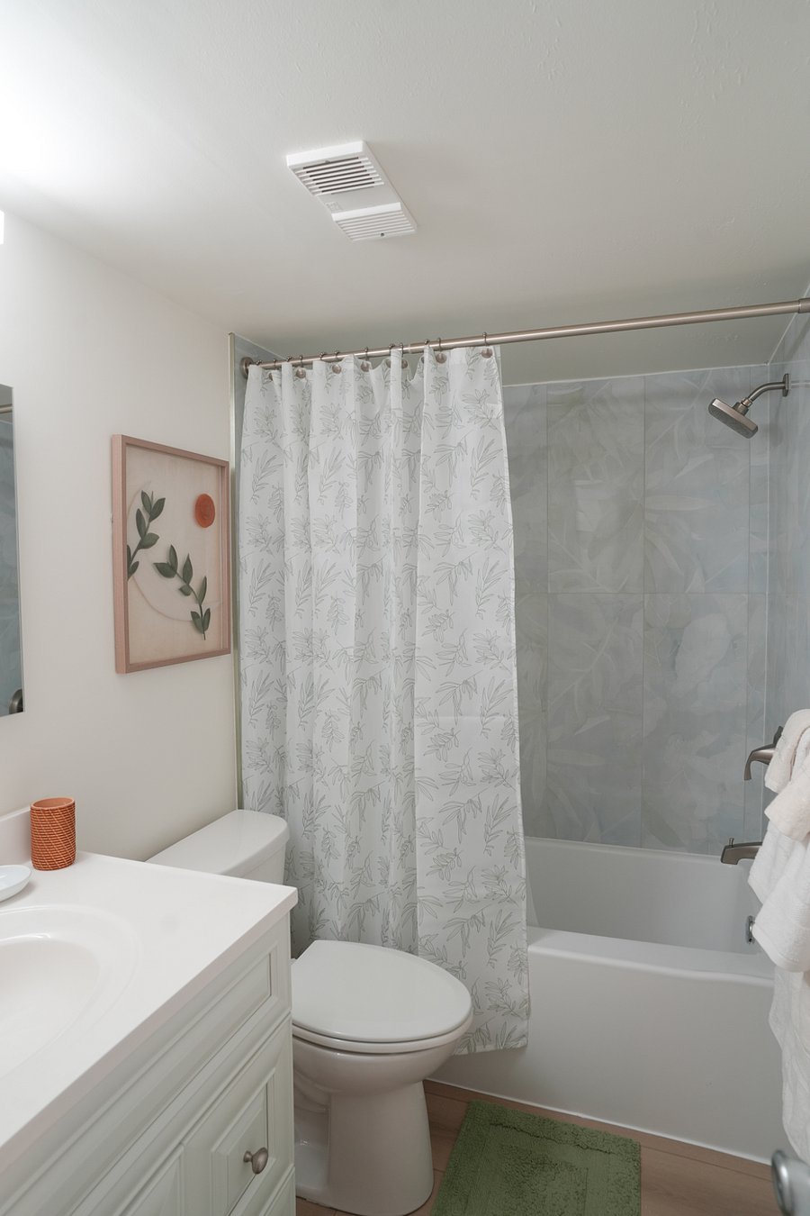 Bathroom 1 has a tub/shower and a hairdryer.