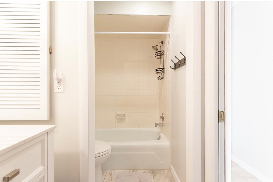 Hallway bathroom shared by queen & twin rooms.