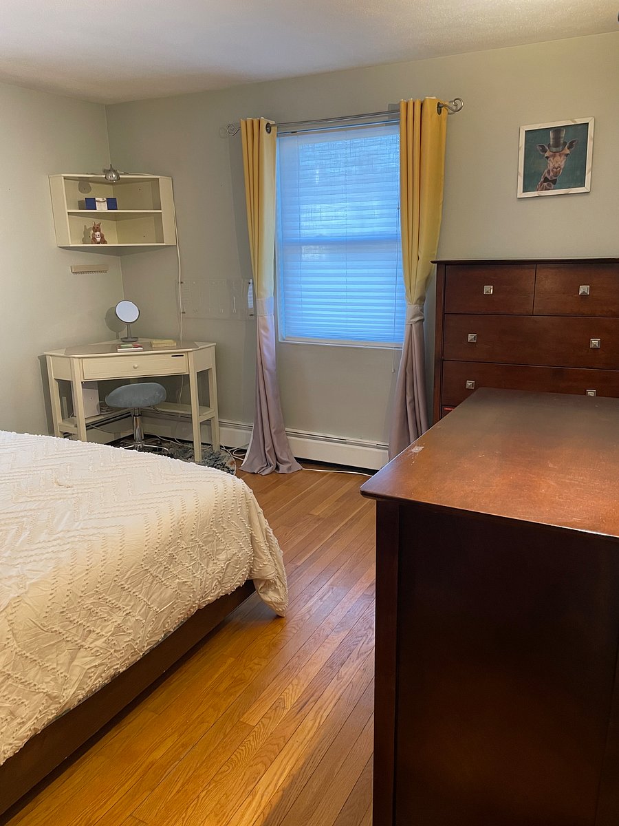 Bedroom 1 with queen size bed