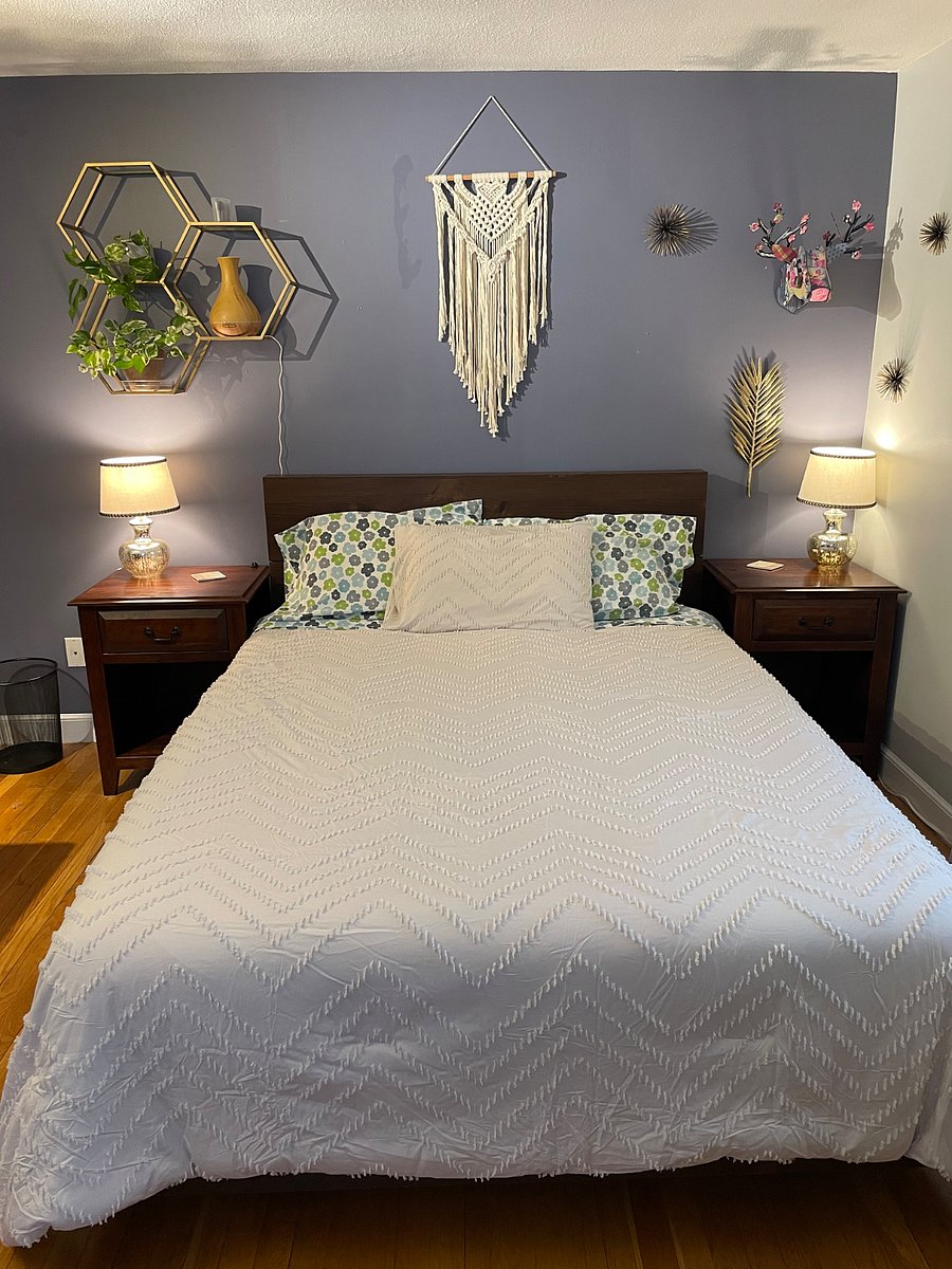 Bedroom 1 with queen size bed