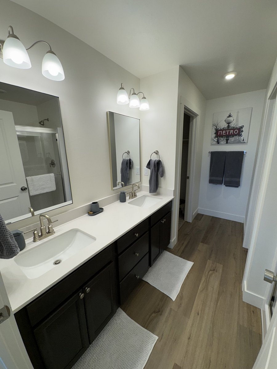 Main bathroom with walk in closet