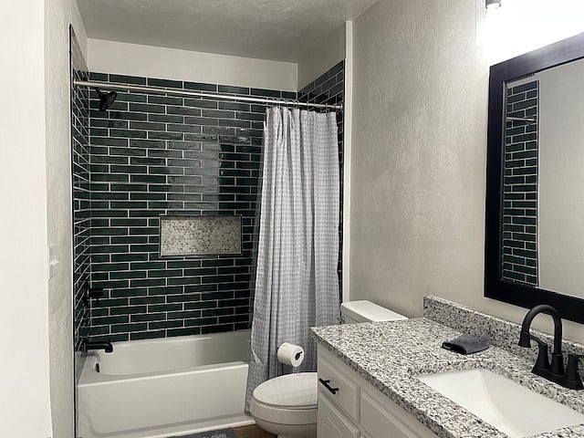 Hall bathroom with direct access from bedroom 2 and the hallway
