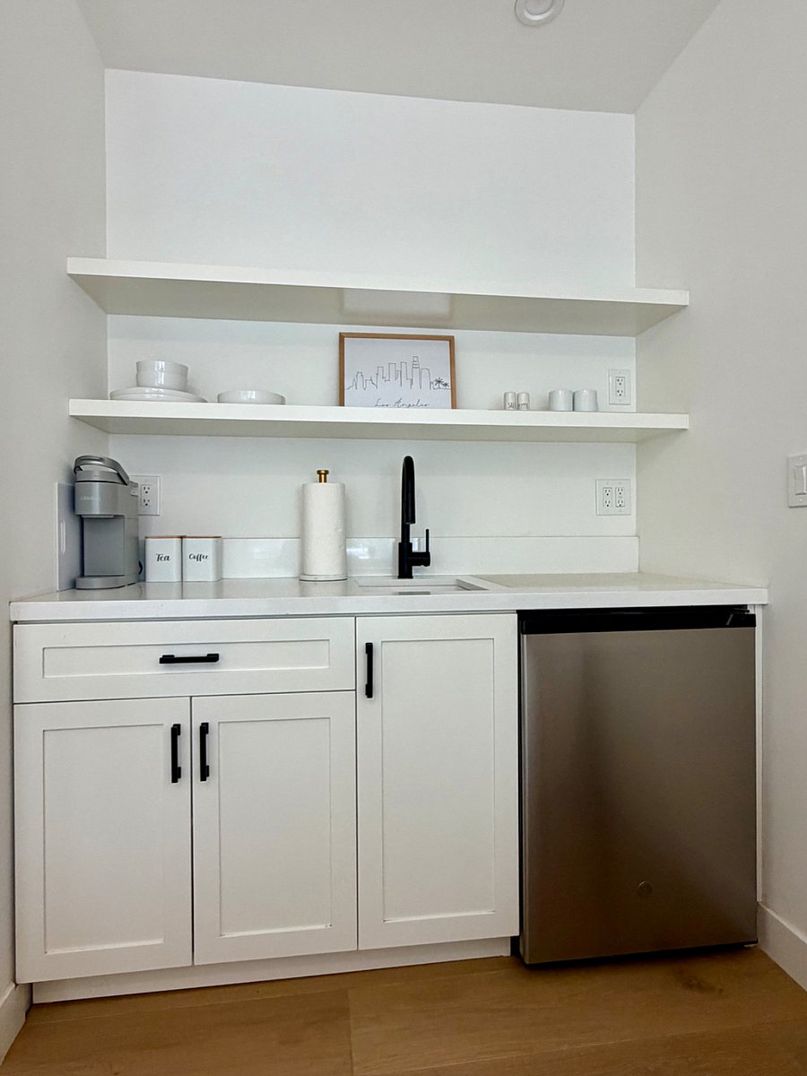 Kitchenette incl mini fridge, toaster oven, microwave and double hot plate and more