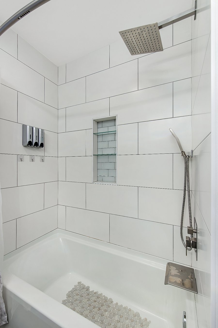 Bathroom 1 (Main level) Bath tub with shower