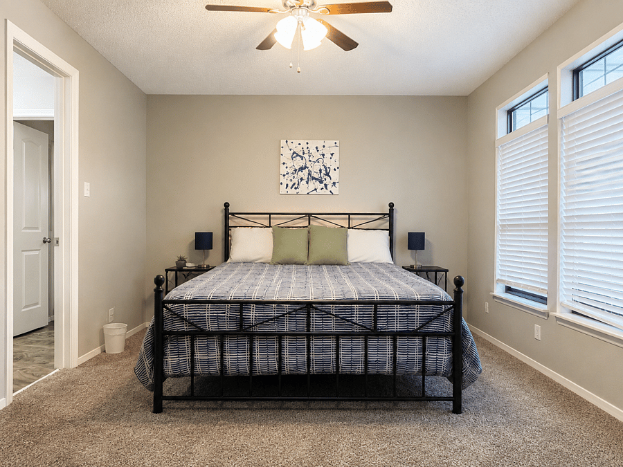 Second private bedroom with a comfortable bed and bright windows - ideal for longer stays or a traveling colleague.