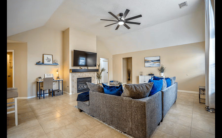 Livingroom with gas fireplace