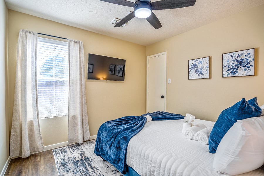 Bedroom 3 with Samsung smartTV