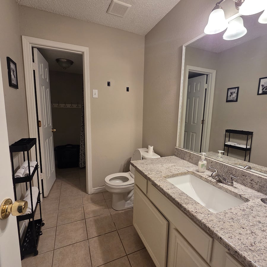Hallway Bathroom
Separate area to shower
Shower & Full Bathtub