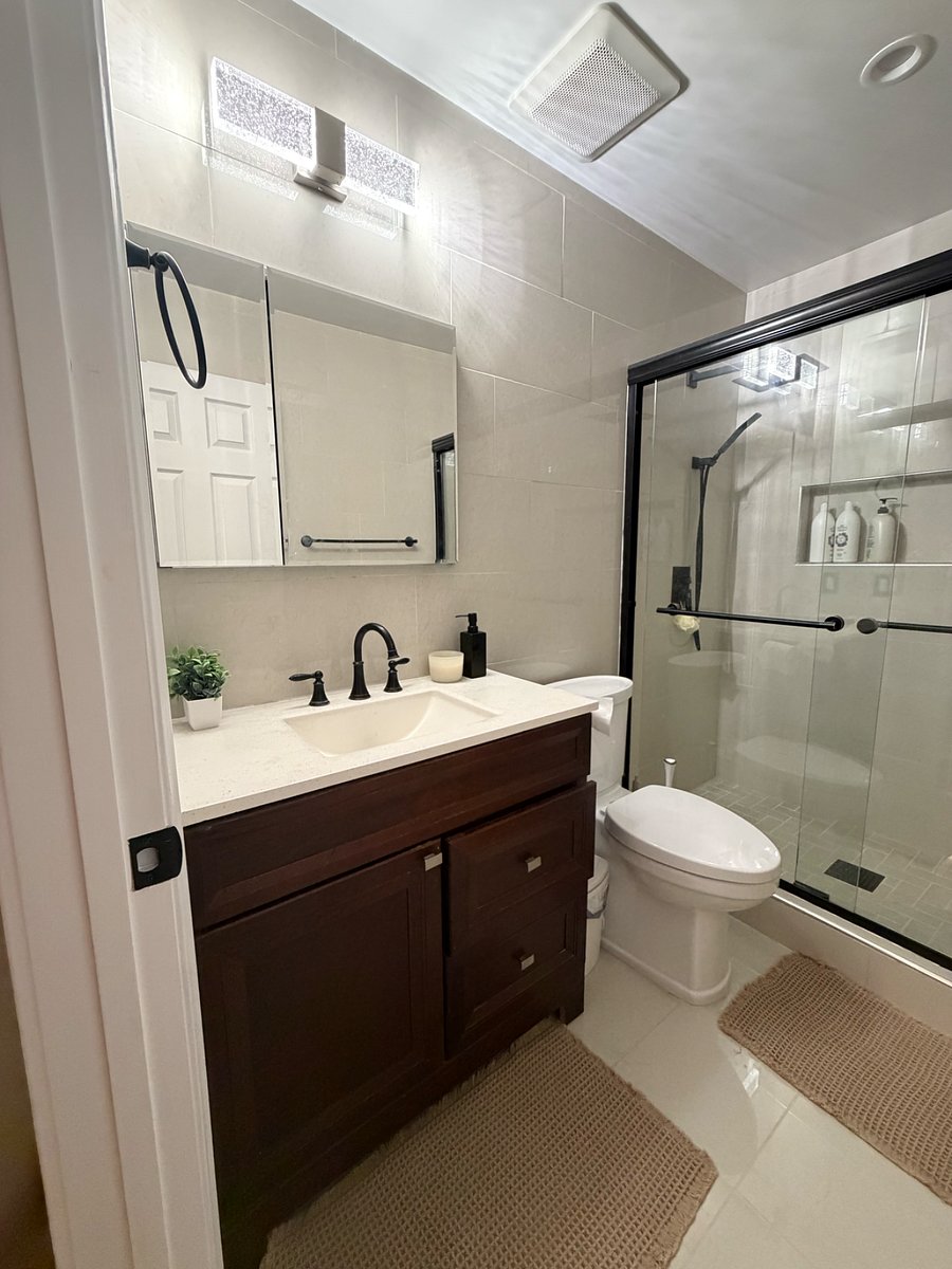 Master suite with king bed and private bathroom $1200/month