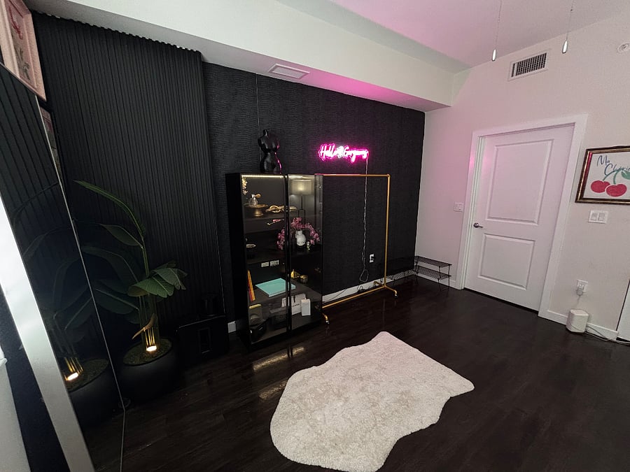 Second bedroom, currently an office , we can put the beds back depending on the travelers needs .