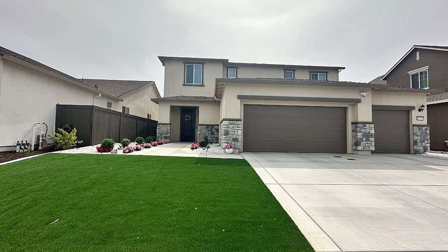 Main house front door. Guest can park in front of it or anywhere on the street. Please dont block the drive way to the garage