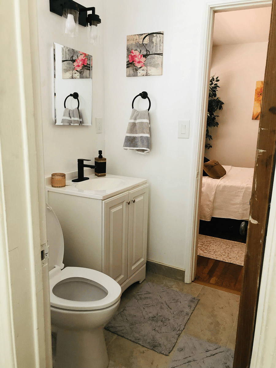 Updated full bathroom featuring modern finishes and a clean, fresh design.