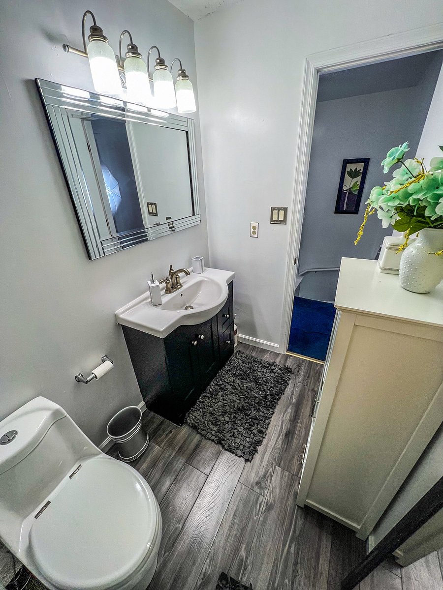 Bathroom - Upstairs Hallway