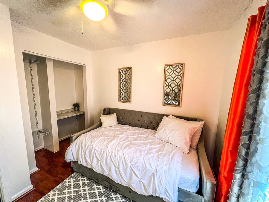 Bedroom 3 - Desk area