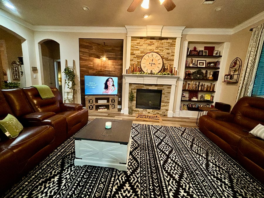 Living room with reclining leather sofa and loveseat