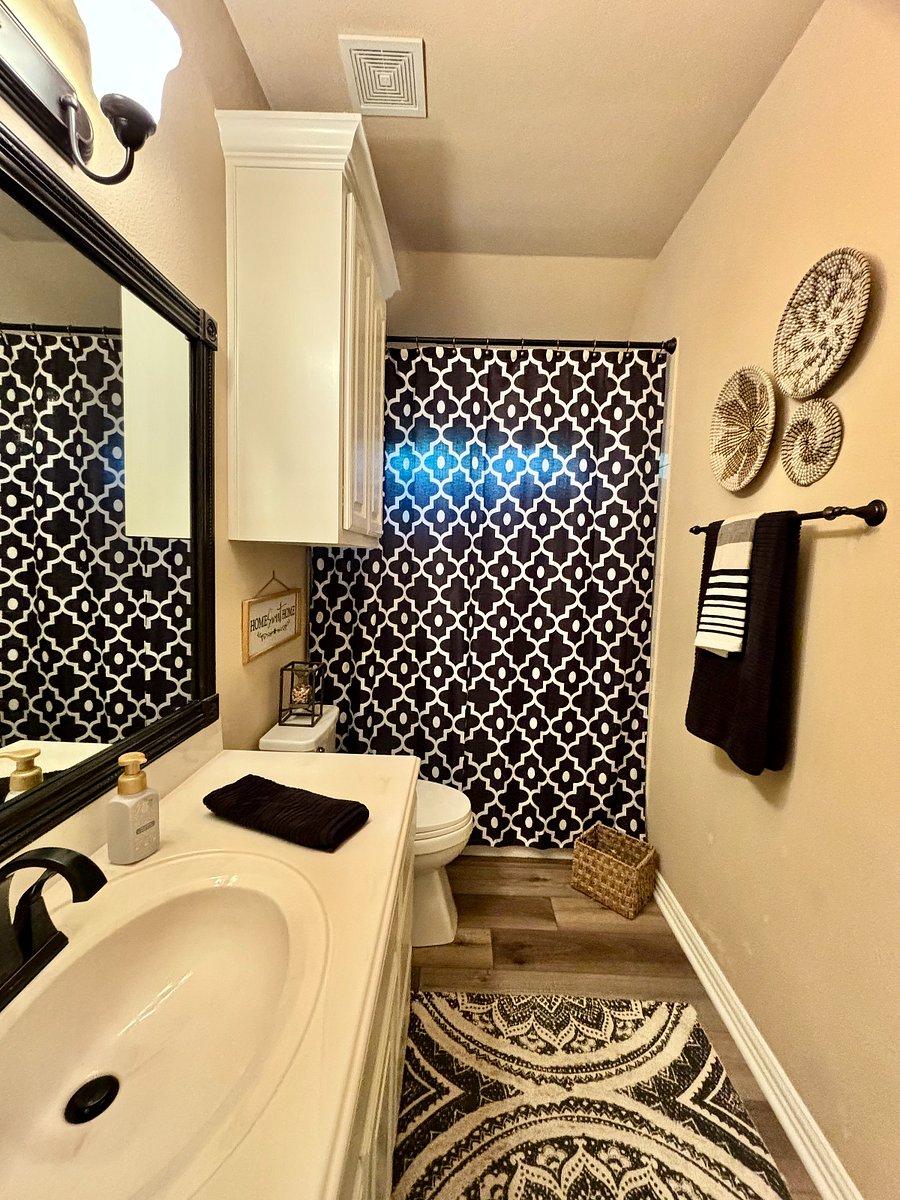2nd full bath with tub/shower combo