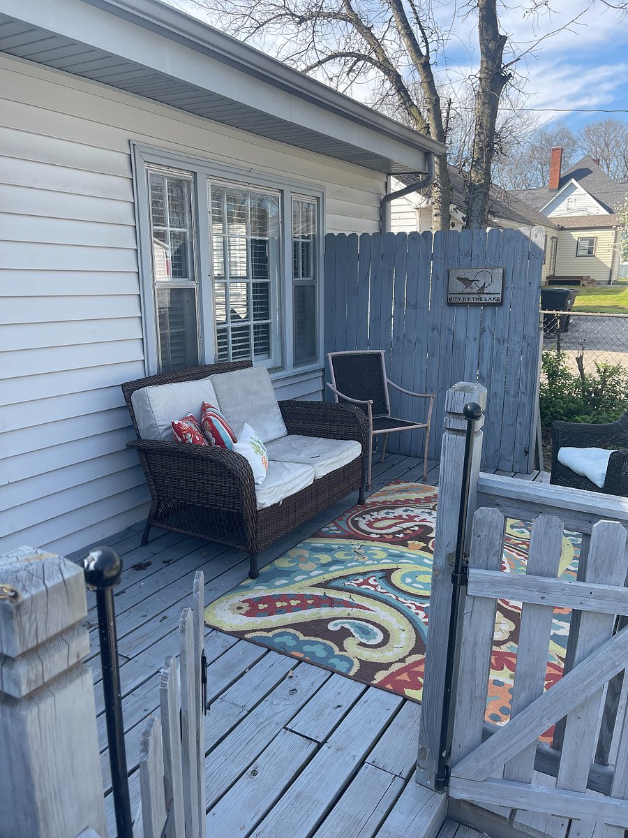 Back door deck overlooking driveway. 