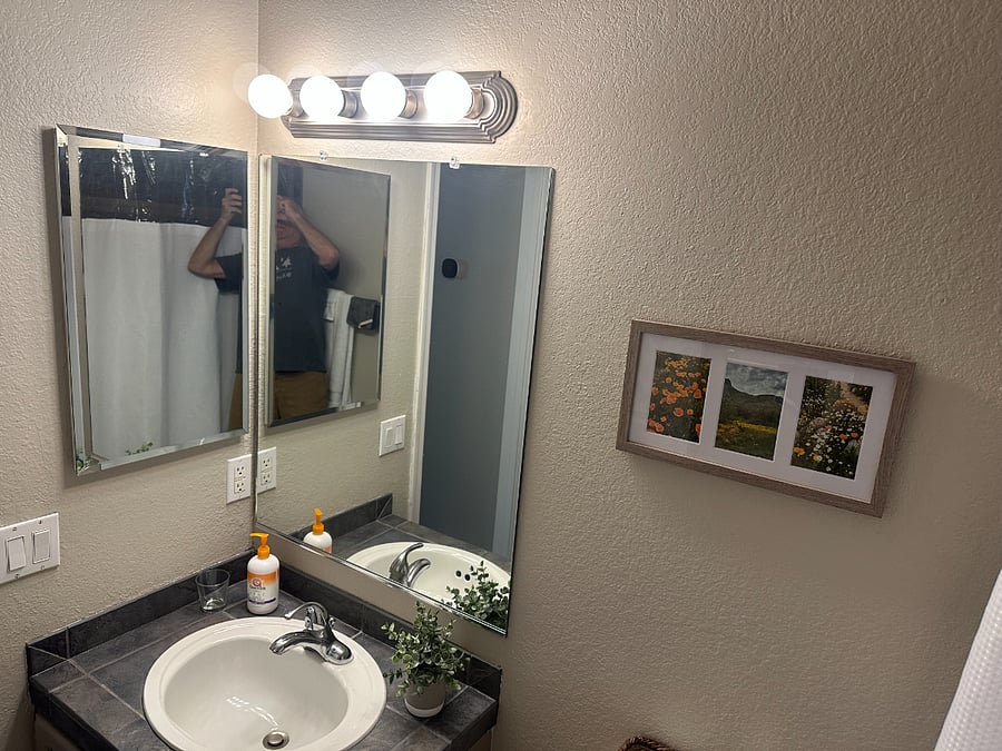 second bathroom, tub/shower
