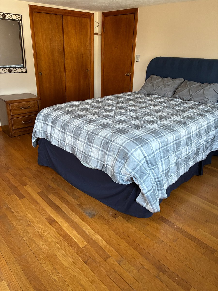 Queen bedroom with 2 large closets