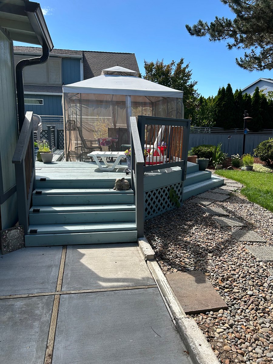 Steps to shared deck and private entrance.