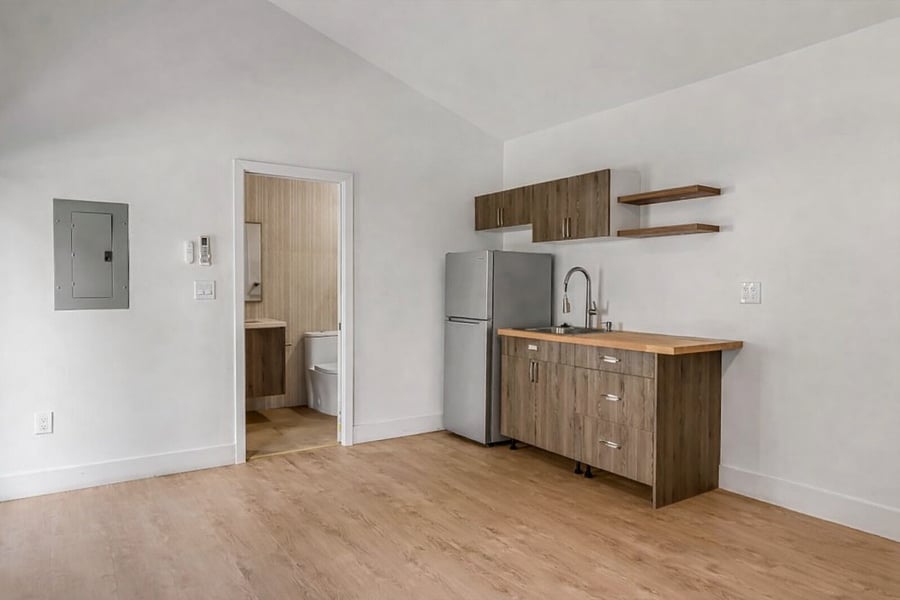 Kitchenette, full size fridge , microwave, electric single burner available.